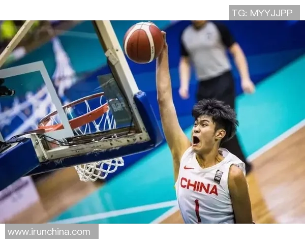 初出茅庐的篮球明星如何在赛场上迅速崭露头角成就辉煌职业生涯